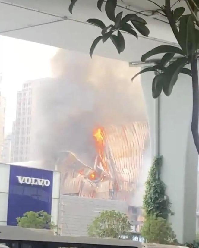 武汉一民房突发火灾多人被困2人送医抢救无效死亡！开云APP 开云官网入口(图1)