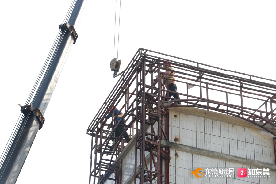开云体育 kaiyun.com 官网入口守护“头顶”上的安全！东坑镇持续加强户外广告设施和招牌排查整治(图1)