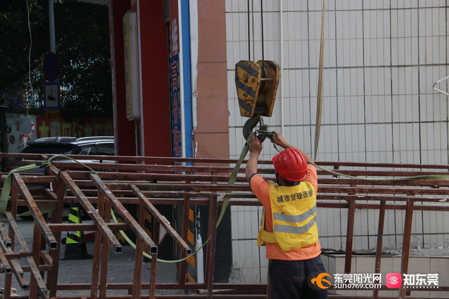 开云体育 kaiyun.com 官网入口守护“头顶”上的安全！东坑镇持续加强户外广告设施和招牌排查整治(图2)