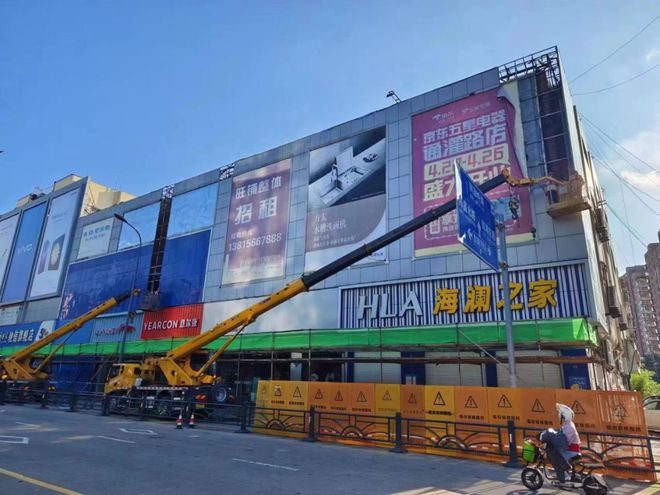 开云 开云体育平台连云港市城管局纵深推进户外广告牌遮挡应急逃生通道专项整治(图1)