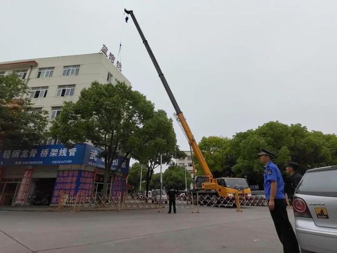 谁执法谁Kaiyun 开云普法 坚决整治违法户外广告设施！切实维护群众“头顶上的安全”！(图2)