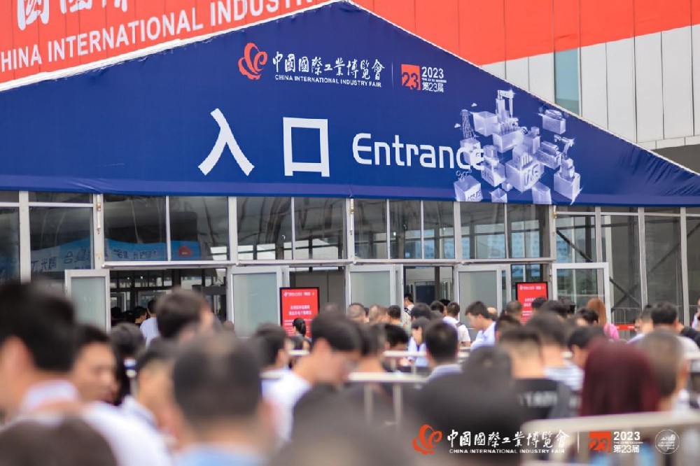 采访开云体育 Kaiyun.com 官网入口专录 翼菲机器人闪耀工博会引领智能制造新浪潮(图1)
