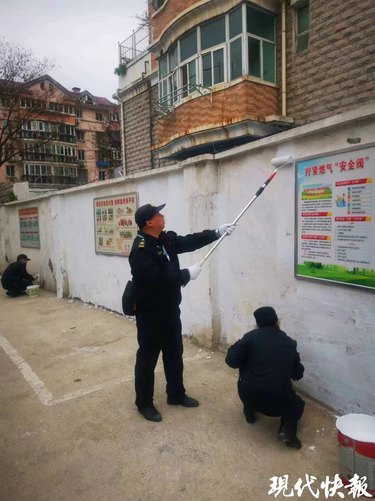 开云体育 开云平台南京秦虹街道多项举措治理非法“牛皮癣”小广告(图2)