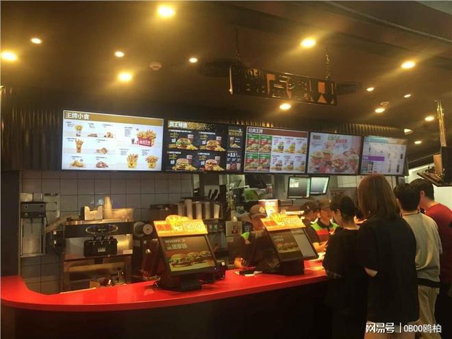 OBOO鸥柏品牌款餐饮吊挂式网络Kaiyun 开云广告机案例连锁品牌趋势(图1)