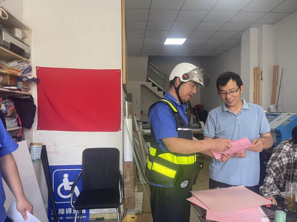 开云体育 开云平台宣城广德：规范户外广告设置 守护“头顶上的安全”(图1)